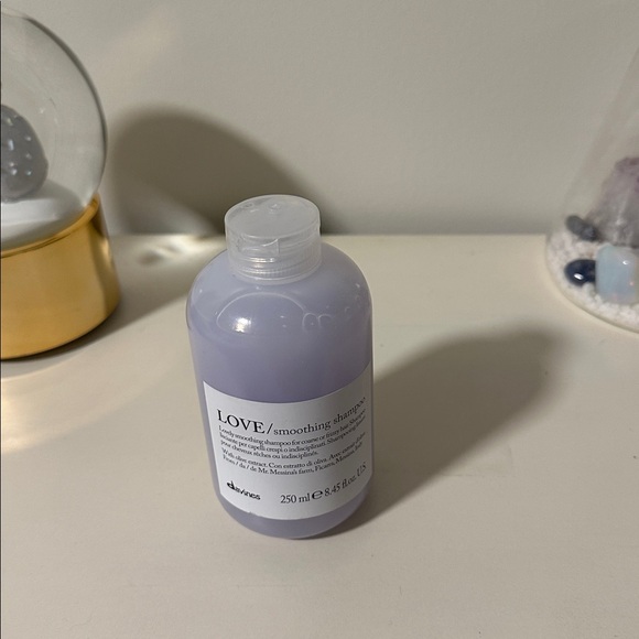 LOVE Smoothing Shampoo for Frizzy Hair - Picture 2 of 3